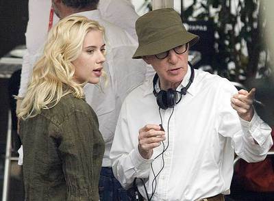 Scarlett Johansson recibe las instrucciones de Woody Allen en el rodaje de  Vicky Cristina Barcelona. 