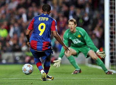 Eto'o encara a Van der Sar.