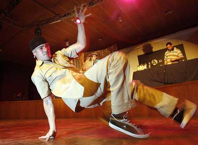 Un bailarín ejecuta un paso de  breakdance  al ritmo de los versos de Juan Gelman.