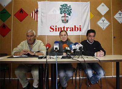 De izquierda a derecha, los dirigentes de Sintrabi Felipe Ampudia, Amaia Martínez y Carmelo González, en la rueda de prensa de ayer.