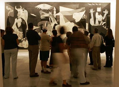 Visitantes del Reina Sofía ante el  Guernica.  