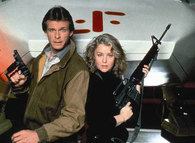 Mike Donovan (Marc Singer) y Julie Parrish (Faye Grant), líderes de la resistencia y protagonistas de  V. 