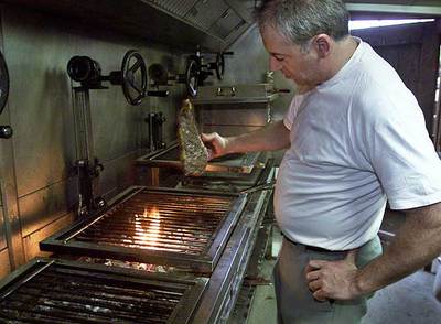 Víctor Arguinzoniz cocina en su parrilla del Asador Etxebarri (Vizcaya).