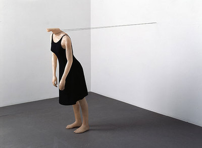  A human form in a deathly mould  (1999), de Julião Sarmento.