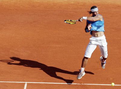 Rafa Nadal remata un punto en su duelo con David Ferrer.