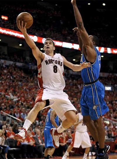 Calderón entra a canasta pese a la oposición de Howard.