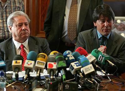 Francisco Hernando,  Paco el Pocero,  junto a su hijo Francisco, en una rueda de prensa en 2006.