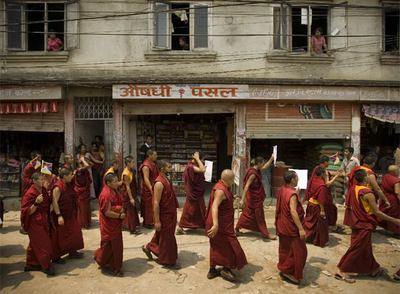 Monjes tibetanos en el exilio participan en una manifestación contra China en Katmandú (Nepal).
