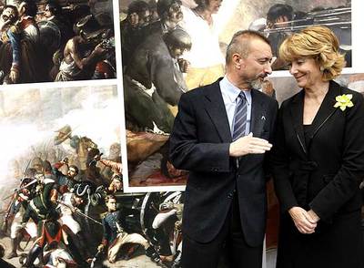 Esperanza Aguirre inauguró ayer la exposición  Madrid, 2 de mayo 1808-2008. Un pueblo, una nación,  junto con Arturo Pérez Reverte.