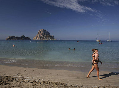 En mayo y junio se encuentran descuentos del 15% para viajar a las playas de Ibiza. En la foto, la cala D'Hort.