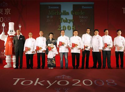 Los  chefs  de Tokio que tienen tres estrellas Michelin, durante la presentación de la guía el pasado noviembre.
