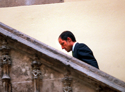 Francisco Camps se retira pensativo a su despacho el pasado mes de abril después de haber nombrado a los cargos de su segundo Gobierno.