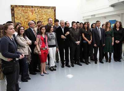 Touriño, ayer con un grupo de jóvenes en la sede del Instituto Cervantes en París.