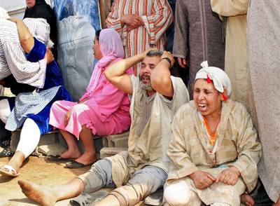 Familiares de víctimas del incendio de una fábrica de colchones en Casablanca.