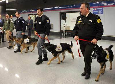 Vigilantes de cuatro empresas del metro en la presentación de la unidad canina. El de la derecha lleva el uniforme de Prosegur.rnEsta información ha sido elaborada con la colaboración de  Rebeca Carranco ,  Daniel Verdú  y  Elena G. Sevillano .