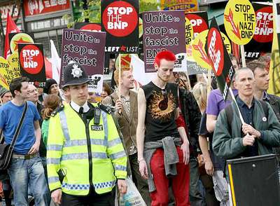 Manifestantes portan pancartas en contra del nazismo antes del festival  Rock contra el racismo,  en Londres.