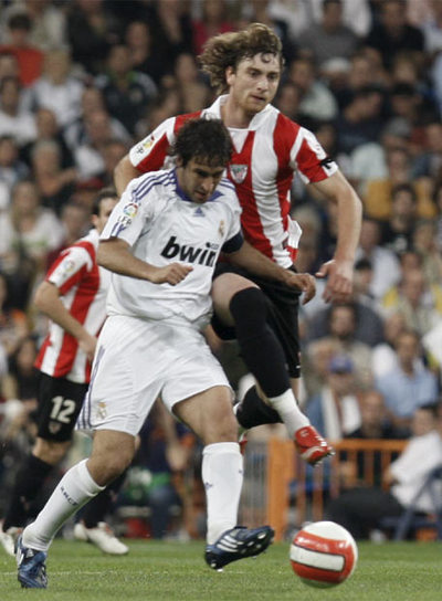 Raúl trata de escaparse de Amorebieta.