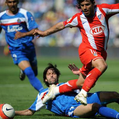 Agüero arrebata el balón a Belenguer en la jugada que concluyó con su gol.