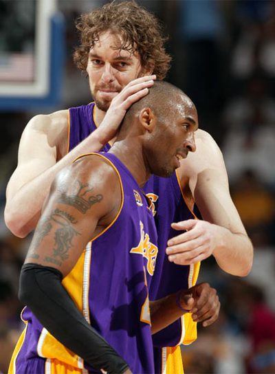 Pau Gasol felicita a Kobe Bryant.