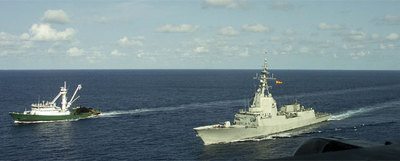 La fragata  Méndez Núñez   escolta al atunero  Playa de Bakio  rumbo a las Seychelles. La imagen ha sido tomada desde el helicóptero de la fragata.