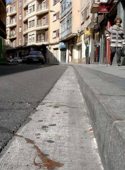 Restos de sangre en la calle después de uno de los tiroteos.