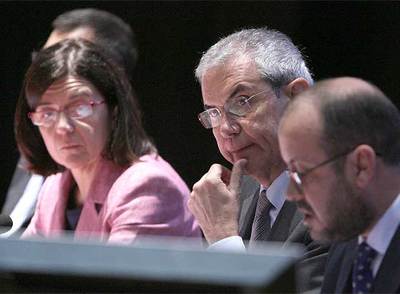 Touriño, ayer en la presentación, flanqueado por Laura Sánchez Piñón y Ricardo Varela.
