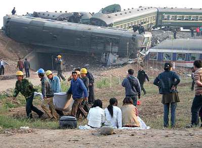 Los equipos de rescate evacuan cadáveres del lugar del accidente de trenes en Zibo, al norte de la provincia china de Shangdong.