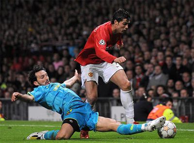 Zambrotta se estira para interceptar un avance de Cristiano Ronaldo.