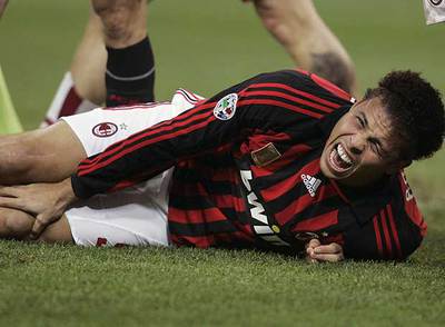 Ronaldo se duele de la rodilla derecha inmediatamente después de lesionarse.