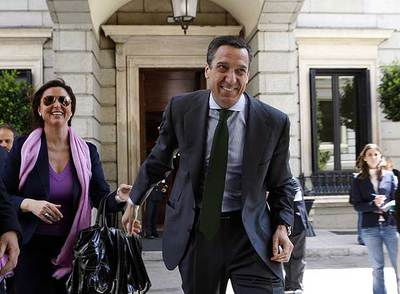 El ex portavoz popular Eduardo Zaplana abandona el Congreso tras anunciar que deja el acta de diputado y ficha por Telefónica.