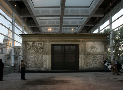 Vista del Ara Pacis de Roma con la cubierta ideada por el arquitecto estadounidense Richard Meier.