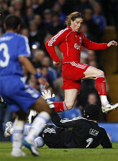 Fernando Torres salta sobre Cech.