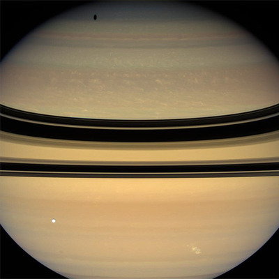 La tormenta de Saturno (abajo, a la derecha) desde la  Cassini-Huygens. 