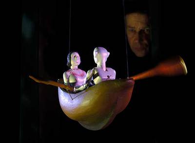  The Seas of Organillo,  espectáculo de Stephen Mottram, que actuará en Titirimundi los días 9 y 10 de mayo.