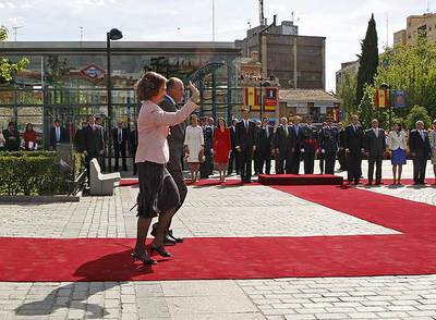 Los Reyes vuelven de colocar una corona de laurel en el monumento a los alcaldes de Móstoles, en la plaza del Pradillo.
