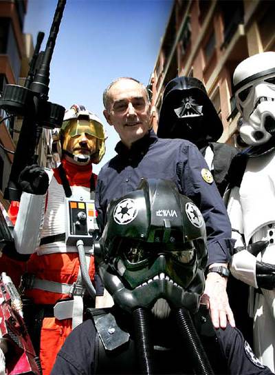El actor Garrick Hagon, con un grupo de seguidores de la saga  Star Wars,  ayer, en Valencia.