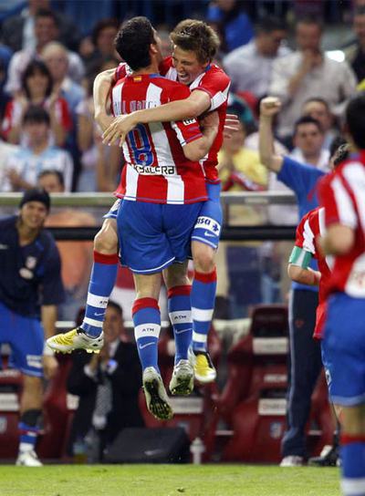 Raúl García abraza a Camacho tras el segundo gol de éste, el tercero del Atlético.