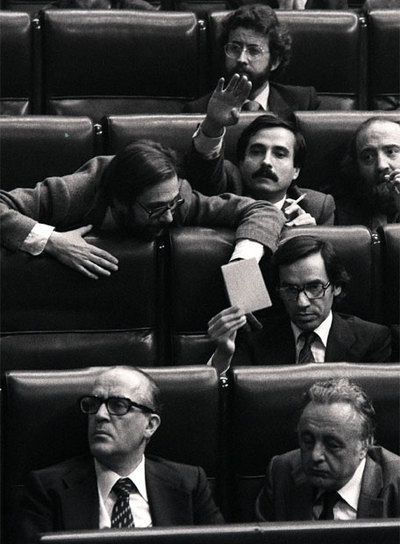 Calvo-Sotelo, junto a Ricardo de la Cierva. Tras él, Alfonso Guerra.