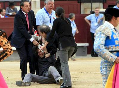 Un antitaurino es retirado de Las Ventas tras interrumpir la primera faena.