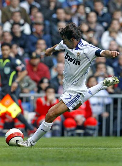 Raúl, a punto de rematar.