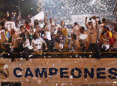 Los jugadores del Madrid, a su llegada en autocar descubierto a la plaza de Cibeles.