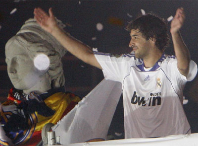 Raúl saluda a los aficionados madridistas tras poner el escudo, la bufanda y la bandera del club a la diosa Cibeles.