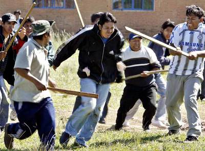 Pelea entre simpatizantes de Morales y partidarios del  sí  a la autonomía en una escuela de Santa Cruz.