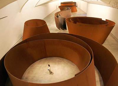 La instalación de esculturas monumentales  La materia del tiempo , de Richard Serra, para cuya adquisición la Sociedad Tenedora compró los dólares por adelantado.