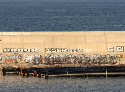 Llegan por mar cinco kilómetros de tubos para la desalinizadora de El Prat