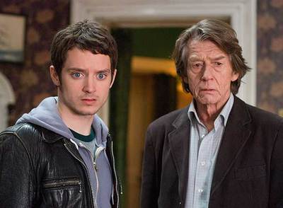 Elijah Wood (izquierda) y John Hurt, en  Los crímenes de Oxford. 