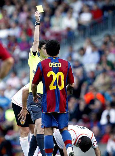 Deco es amonestado durante el partido Barcelona-Valencia.