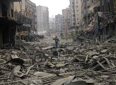 Un libanés camina entre los escombros en una calle de Beirut tras un ataque israelí en agosto de 2006.