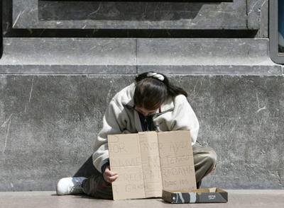 Una mujer joven pedía ayer limosna en el centro de la capital alavesa