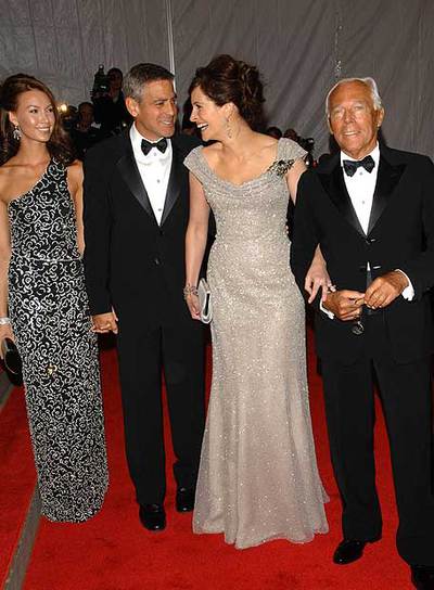 George Clooney, con su novia Sarah, y a la derecha, Julia Roberts y Armani.